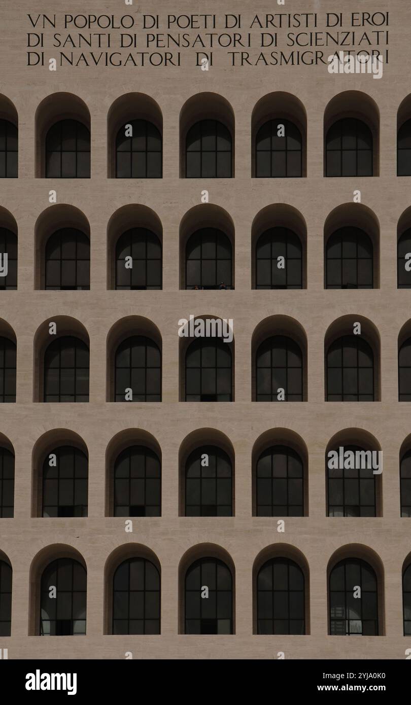 Colosseo quadrato (Palazzo della Civilta Italiana), icona di architettura fascista. Costruito tra il 1938 e il 1943 come parte di Roma Esposizione Universale del 1942. Essa è stata progettata da Giovanni Guerrini (1887-1972), Ernesto Lapadula (1902-1968) e Mario Romano. Esterno. Dettaglio. Roma. L'Italia. Foto Stock