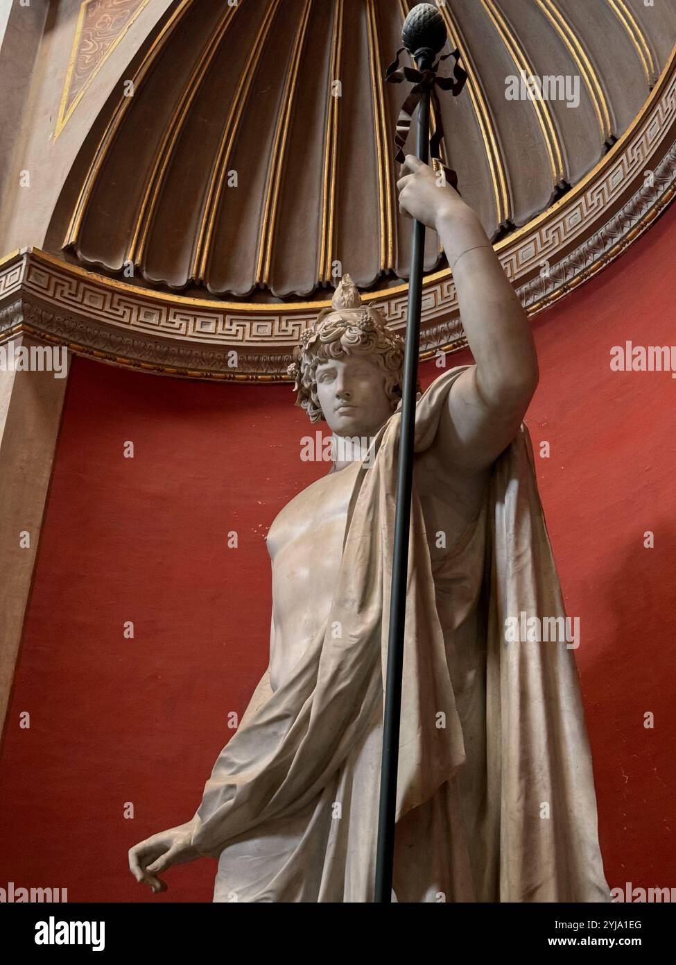 Questa statua in marmo romano mostra eleganza classica, con drappeggi dettagliati e postura espressiva. - Immagine stock catturata con smartphone