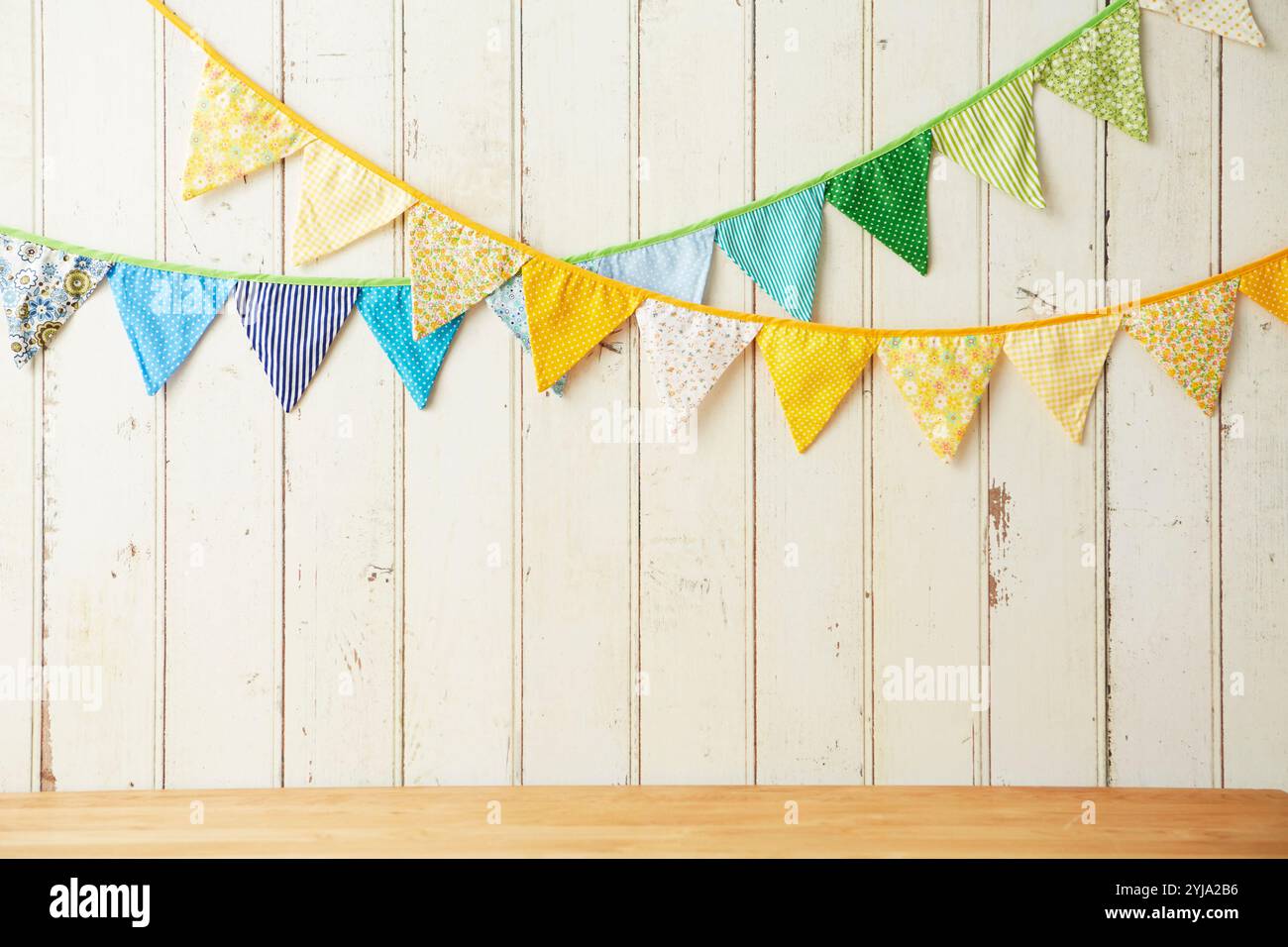 Garland sul muro di bordo Foto Stock