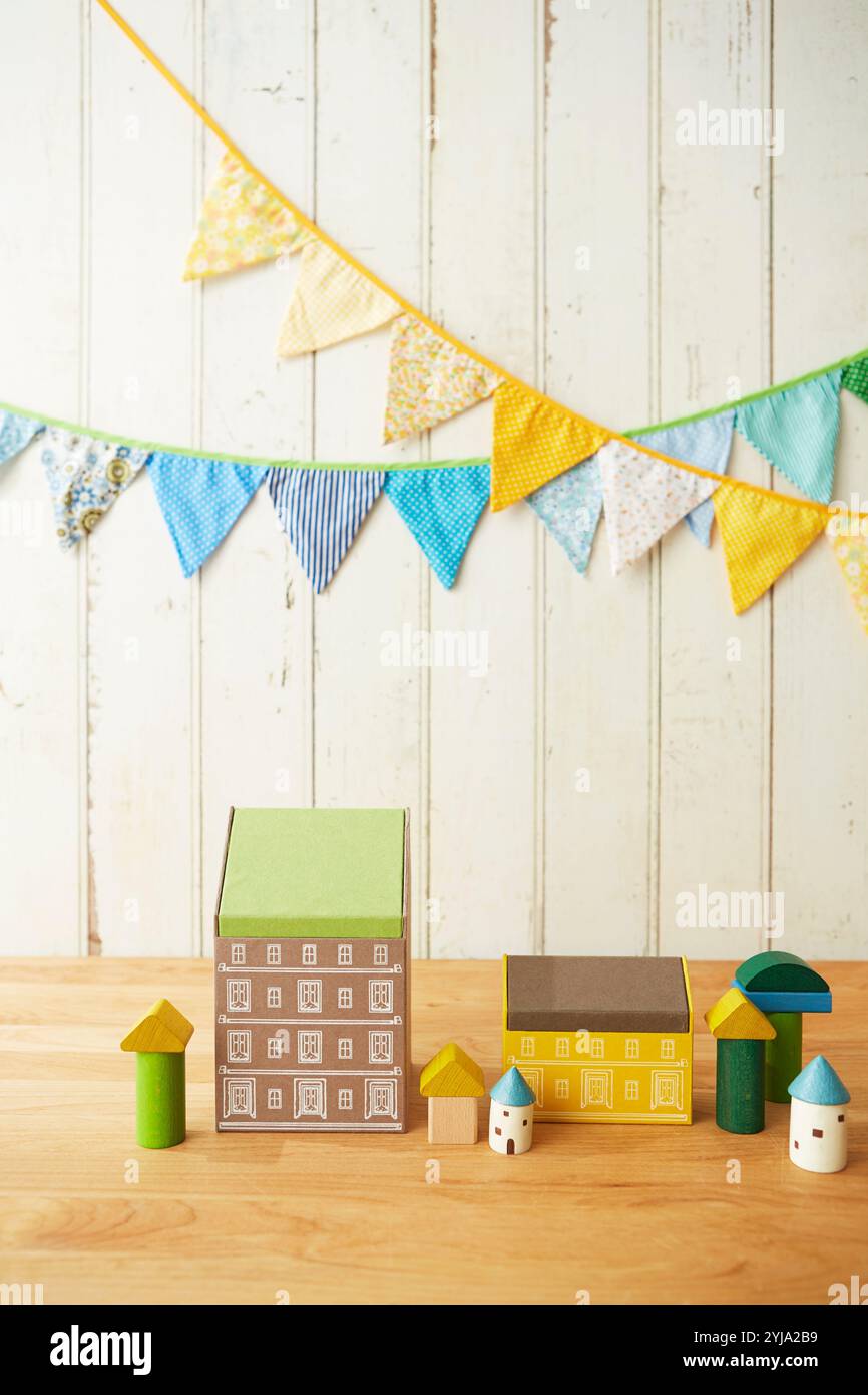 Ghirlande e ornamenti per la casa sul muro di bordo Foto Stock