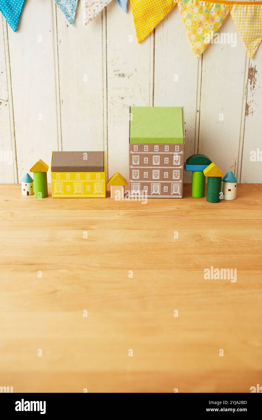 Ghirlande e ornamenti per la casa sul muro di bordo Foto Stock