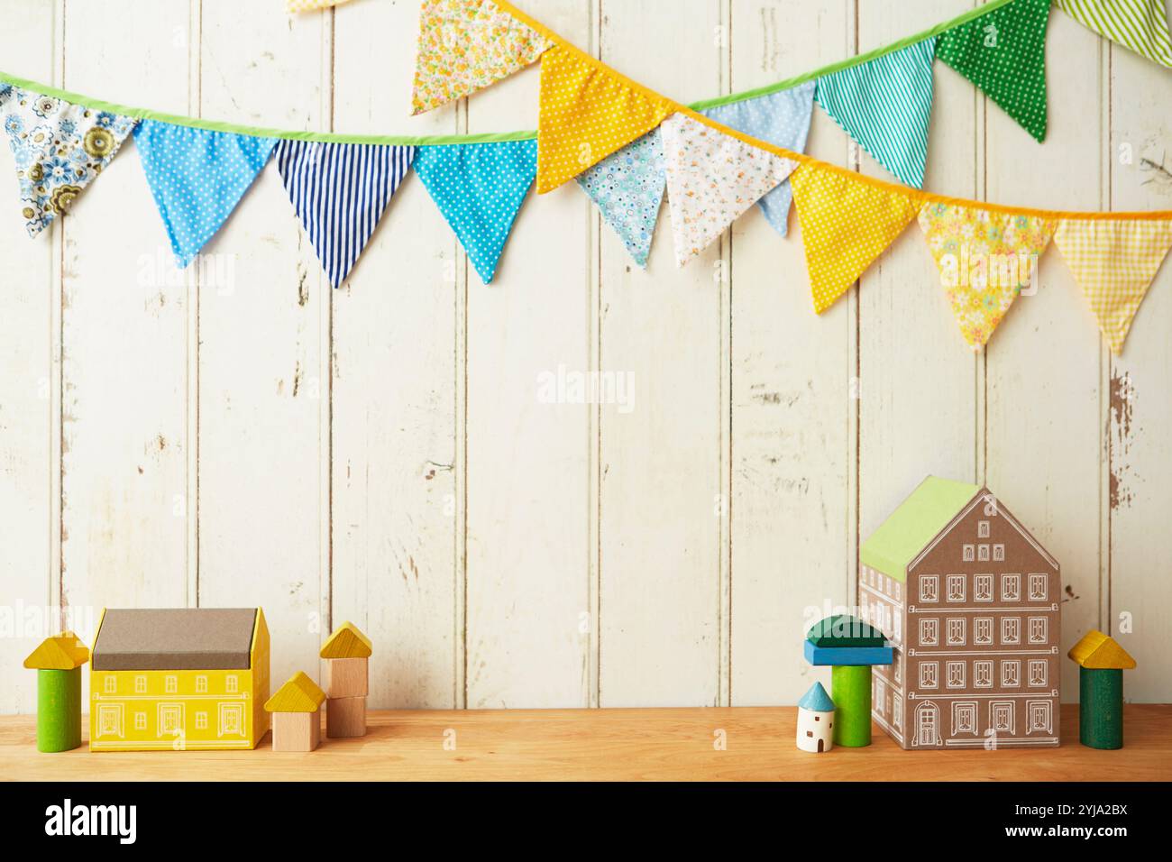 Ghirlande e ornamenti per la casa sul muro di bordo Foto Stock