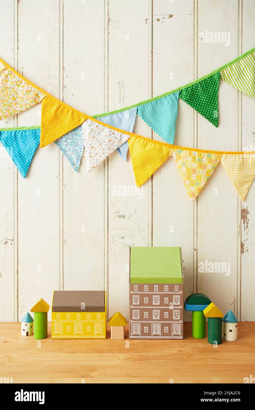 Ghirlande e ornamenti per la casa sul muro di bordo Foto Stock