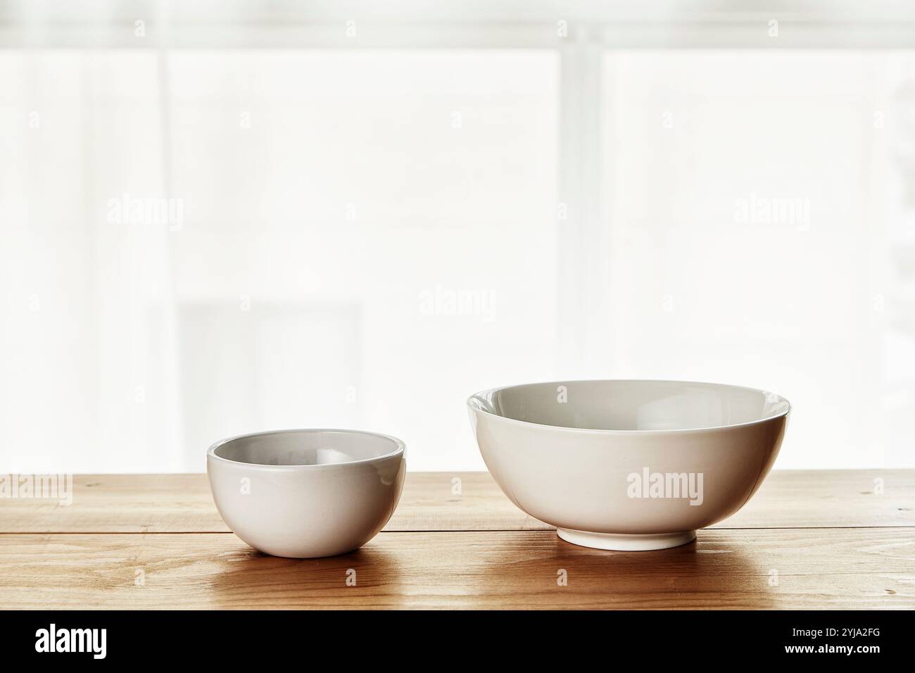 Due piatti bianchi affiancati sul tavolo Foto Stock