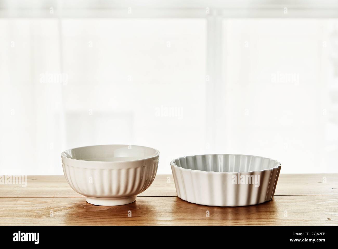 Due piatti bianchi sul tavolo Foto Stock