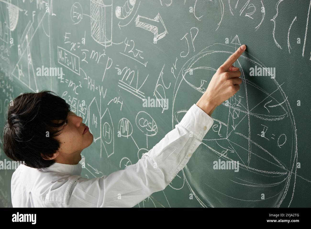 Indica le equazioni matematiche scritte sulla lavagna Foto Stock