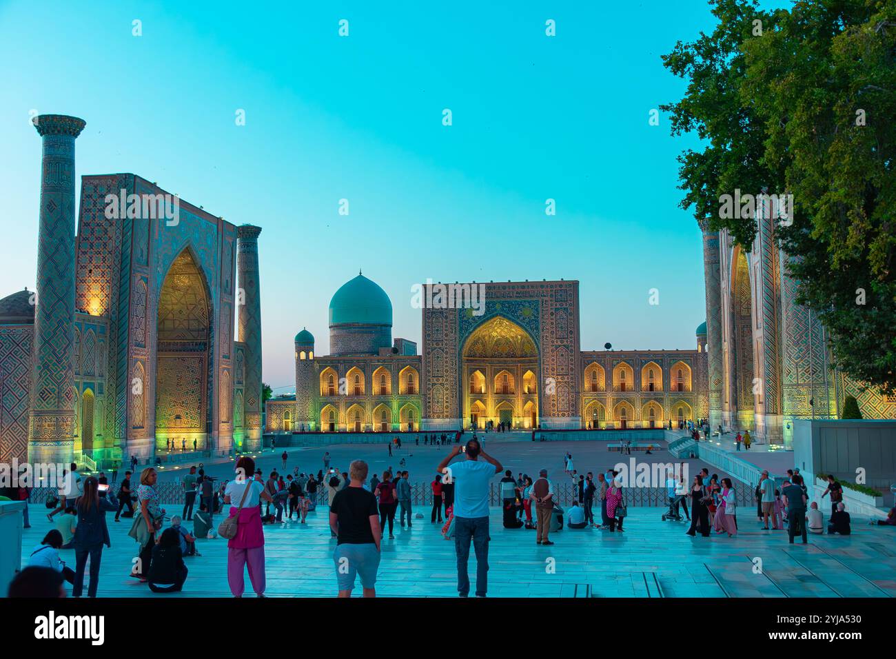 SAMARCANDA, UZBEKISTAN - 17 SETTEMBRE 2024: Piazza Registan a Samarcanda, Uzbekistan, illuminata sotto il cielo serale. Foto Stock