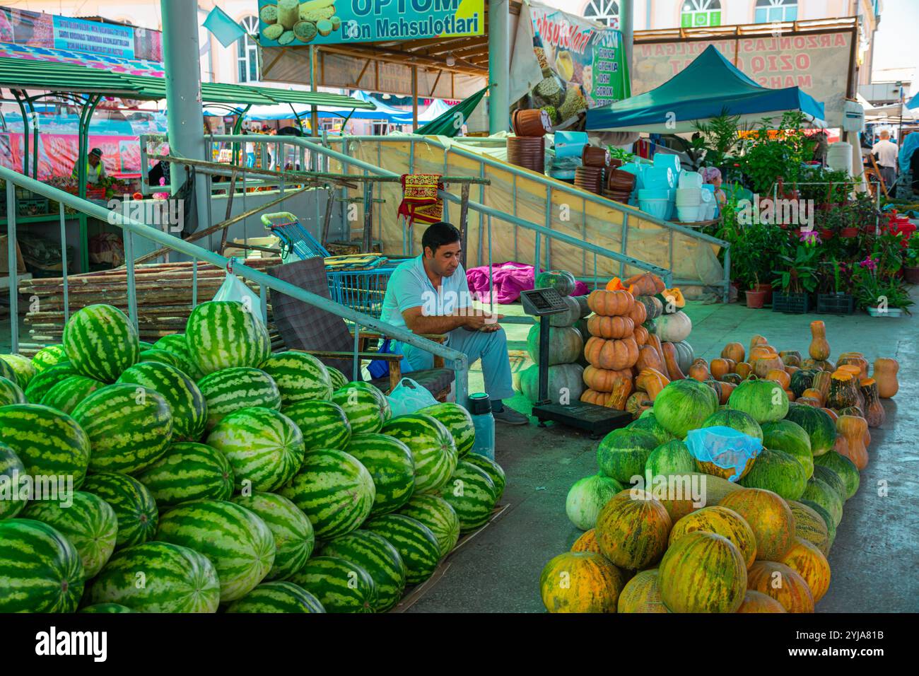 SAMARCANDA,UZBEKISTAN;18,SEPTIEMBRE,2024:uomini che vendono i loro beni in un vivace mercato di Samarcanda, Uzbekistan, una città ricca di storia Foto Stock