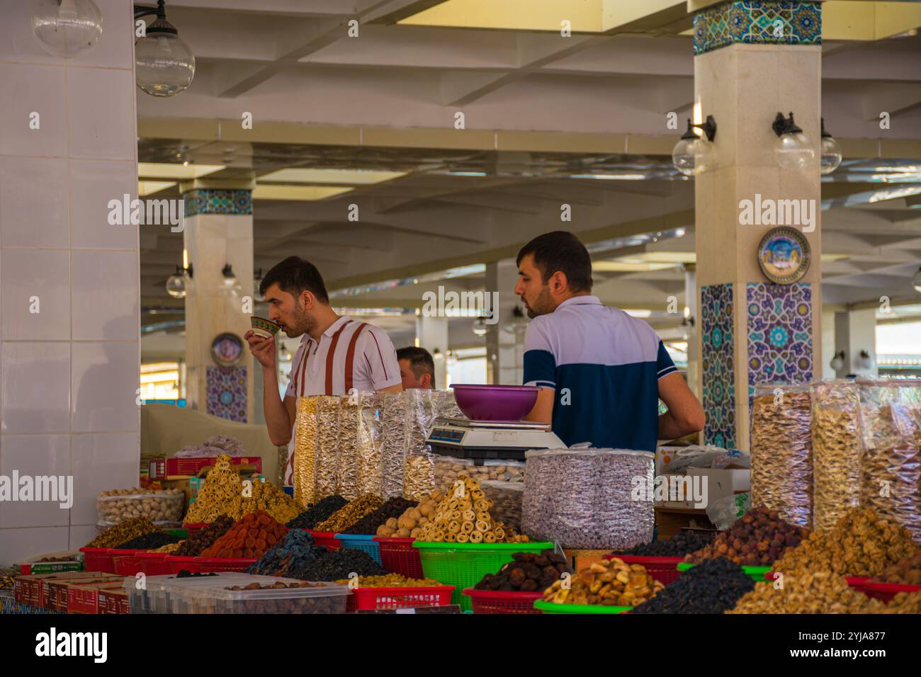 SAMARCANDA,UZBEKISTAN;18,SEPTIEMBRE,2024:uomini che vendono i loro beni in un vivace mercato di Samarcanda, Uzbekistan, una città ricca di storia Foto Stock