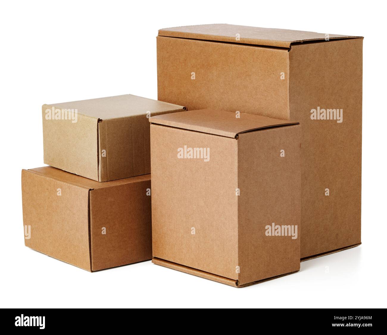 Scatole in cartone marrone impilate in varie misure disposte su sfondo bianco Foto Stock
