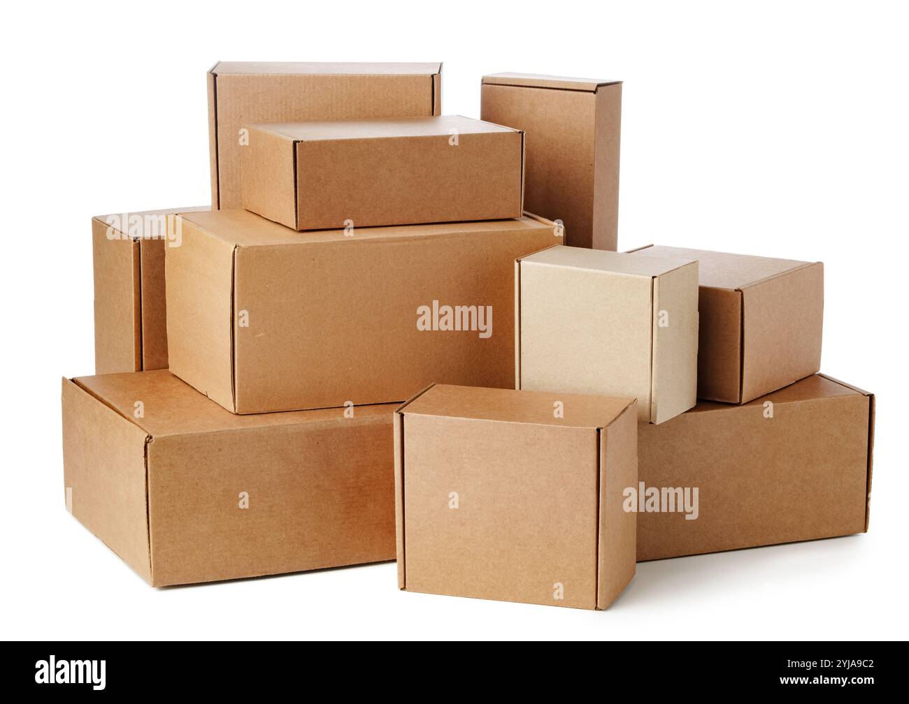 Scatole in cartone marrone impilate in varie misure disposte su sfondo bianco Foto Stock