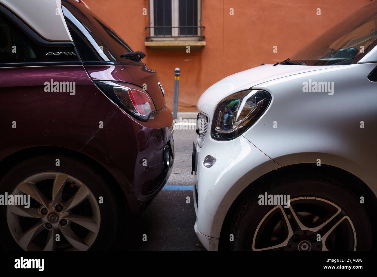 Bologna, Italia. 6 ottobre 2024 - due auto compatte parcheggiate vicino a una strada della città Foto Stock