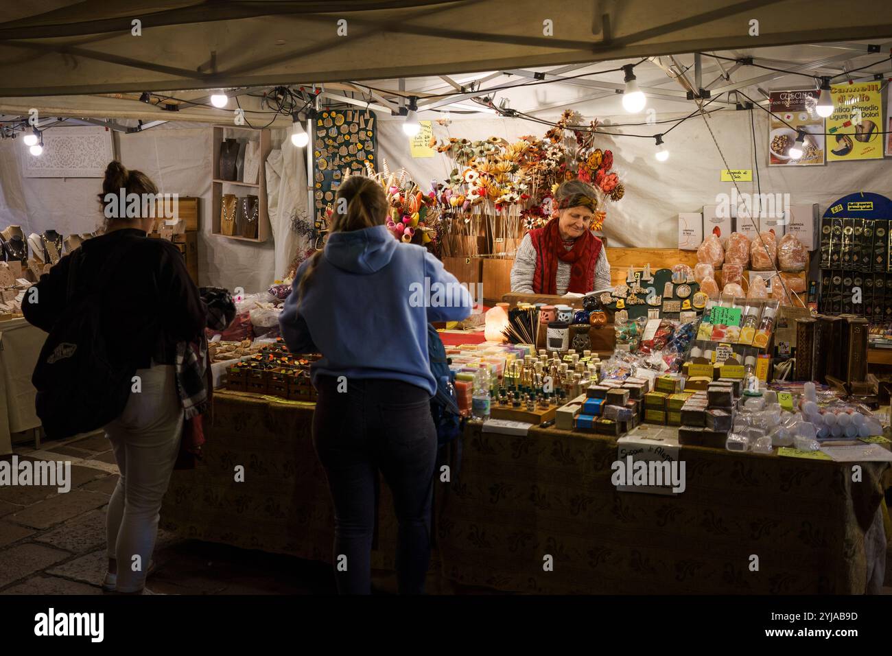 Bologna, Italia. 6 ottobre 2024 - i visitatori esplorano un mercato serale pieno di prodotti artigianali Foto Stock