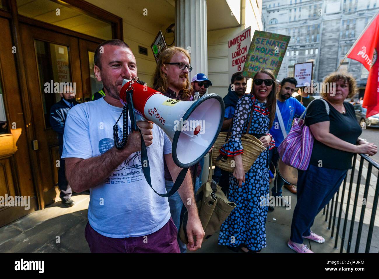 2018. Jason Moyer-Lee dell'IWGB parla sui gradini della Stewart House all'Università di Londra dove addetti alle pulizie, facchini, agenti di sicurezza, addetti alla reception, giardinieri, il personale della posta e del personale audiovisivo in sciopero oggi e i sostenitori erano lì per un vivace raduno. L'Unione indipendente dei lavoratori della Gran Bretagna è la più grande unione degli edifici amministrativi centrali dell'Università di Londra, ma i suoi membri sono impiegati da una serie di società esterne, che lavorano con pensioni peggiori, ferie, indennità per malattia, indennità di maternità e diritti di paternità e molto più probabile che ne risentano Foto Stock