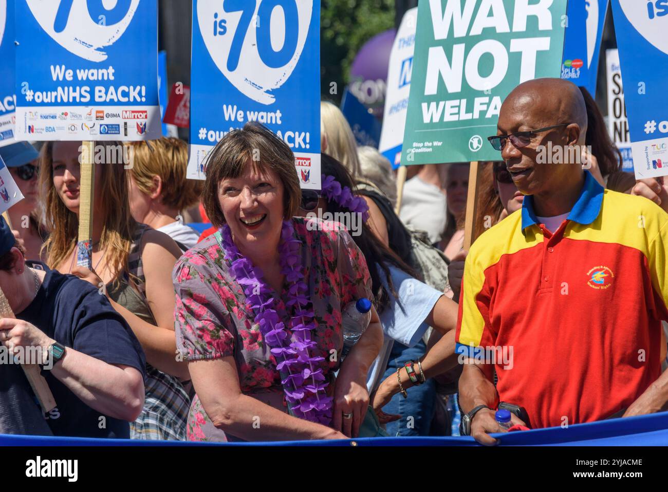 Londra, Regno Unito. 30 giugno 2018. Frances o'Grady, TUC, Segretario generale tiene la bandiera principale mentre la marcia attraverso Londra dalla BBC arriva a Downing St per celebrare i 70 anni del NHS, e per sostenere i suoi lavoratori dedicati nella richiesta di un NHS di proprietà pubblica che sia gratuito per tutti con finanziamenti adeguati e personale adeguato e fornendo servizi di classe mondiale per ogni comunità. La protesta, organizzata dall'Assemblea del popolo, campagne sanitarie insieme, Congresso sindacale, Unison, Unite, GmbH, British Medical Association, Royal College of Nursing, Royal College of Midwives, CSP, BDA, e così via Foto Stock