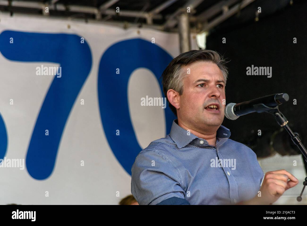 Londra, Regno Unito. 30 giugno 2018. Il ministro ombra della salute Jonathan Ashworth MP parla al raduno vicino Downing St per celebrare i 70 anni del NHS, e per sostenere i suoi lavoratori dediti a chiedere un NHS di proprietà pubblica che sia gratuito per tutti con finanziamenti adeguati e personale adeguato e fornendo un servizio di classe mondiale per ogni comunità. La protesta, organizzata dall'Assemblea del popolo, campagne sanitarie insieme, Congresso sindacale, Unison, Unite, GmbH, British Medical Association, Royal College of Nursing, Royal College of Midwives, CSP, BDA e SOR doveva difendere il NHS contro l'increasin Foto Stock