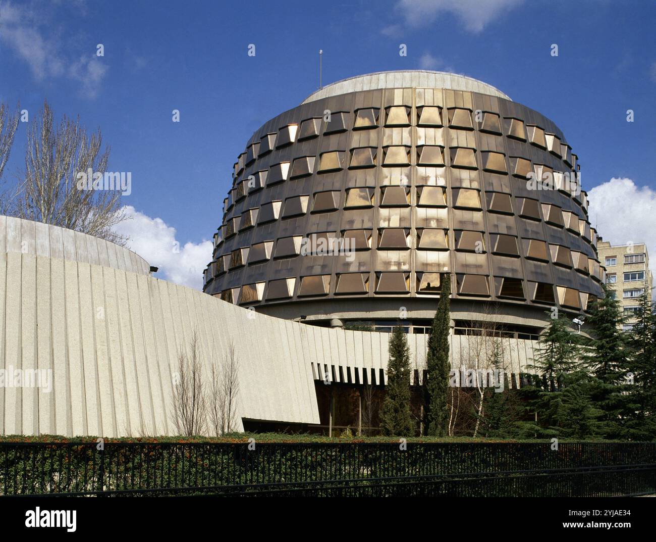 ESTERNO DEL TRIBUNAL CONSTITUCIONAL. AUTORE: ANTONIO BONET CASTELLANA (1913-1989). Sede: TRIBUNAL CONSTITUCIONAL. MADRID. SPAGNA. Foto Stock