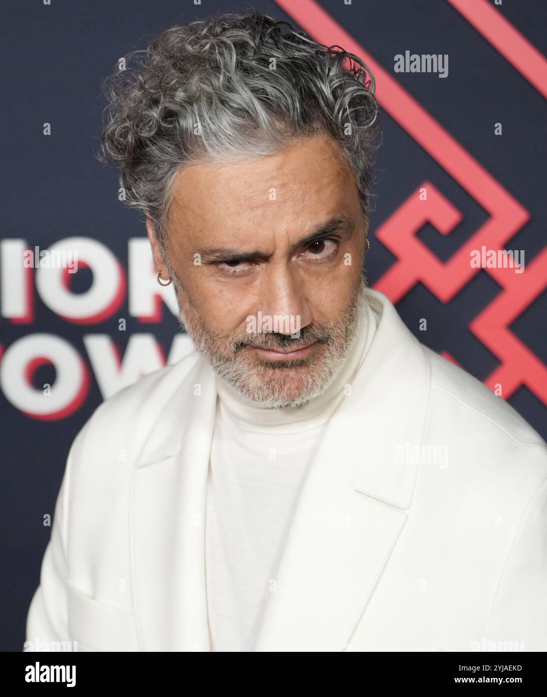 Los Angeles, Stati Uniti. 13 novembre 2024. Taika Waititi arriva all'INTERNO DELL'Hulu CHINATOWN Los Angeles Premiere, tenutasi al Linwood Dunn Theater di Los Angeles, CA, mercoledì, 13 novembre 2024. (Foto di Sthanlee B. Mirador/Sipa USA) credito: SIPA USA/Alamy Live News Foto Stock