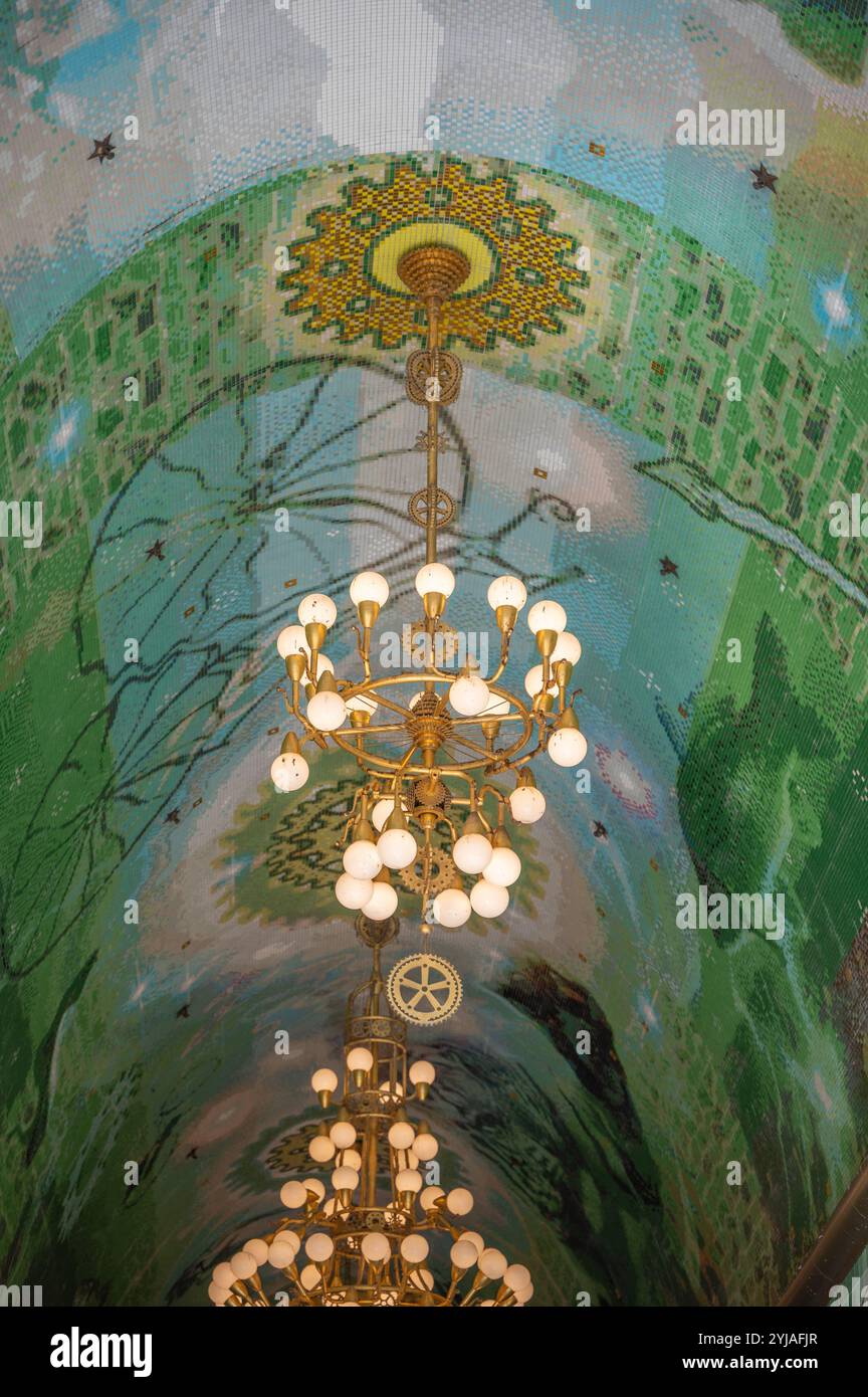 Bellissimo lampadario in un edificio di Amsterdam, Paesi Bassi Foto Stock