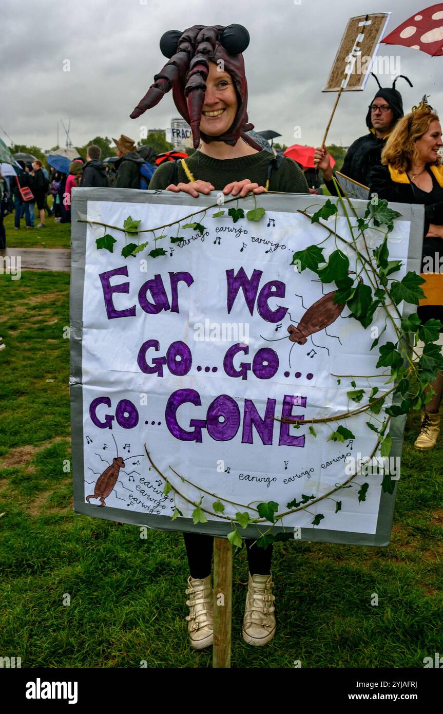 Londra, Regno Unito. 22 settembre 2018. Una donna che indossa un abito per la testa con parrucchiere regge un poster al raduno. Diverse migliaia di persone sono venute a un raduno a Hyde Park prima della marcia attraverso Londra sulla Peoples Walk for Wildlife istituito dal naturalista e emittente televisiva Chris Packham per sostenere il People's Manifesto for Wildlife redatto da lui con l'aiuto di 17 esperti indipendenti e scienziati volti a fermare il drastico declino della fauna selvatica britannica. L'Even è stato sostenuto da molte ONG, scuole e attivisti ambientali. Foto Stock