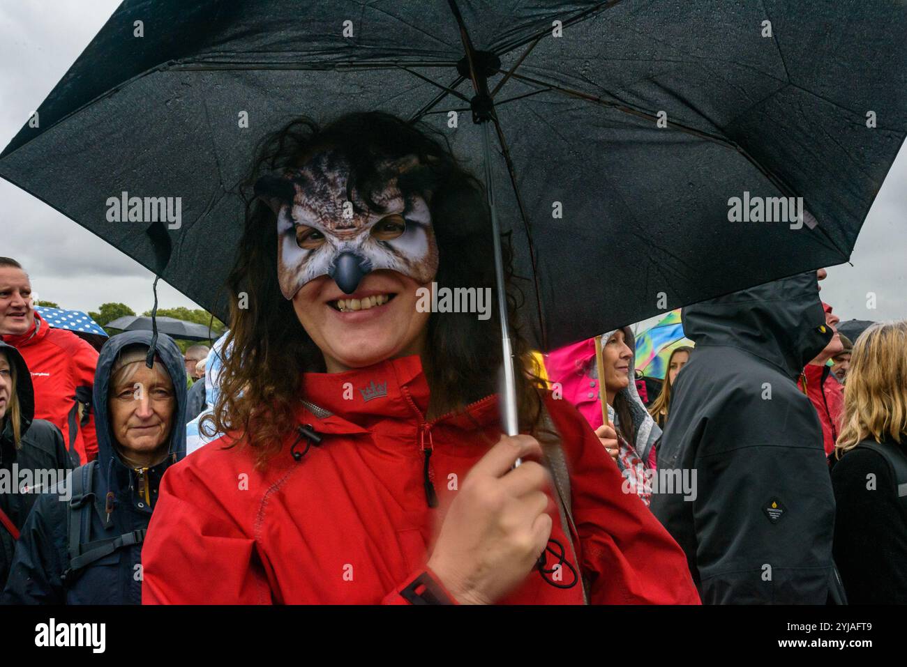 Londra, Regno Unito. 22 settembre 2018. Una donna indossa una maschera per l'uccello delle prede al raduno. Diverse migliaia di persone sono venute a un raduno a Hyde Park prima della marcia attraverso Londra sulla Peoples Walk for Wildlife istituito dal naturalista e emittente televisiva Chris Packham per sostenere il People's Manifesto for Wildlife redatto da lui con l'aiuto di 17 esperti indipendenti e scienziati volti a fermare il drastico declino della fauna selvatica britannica. L'Even è stato sostenuto da molte ONG, scuole e attivisti ambientali. Foto Stock