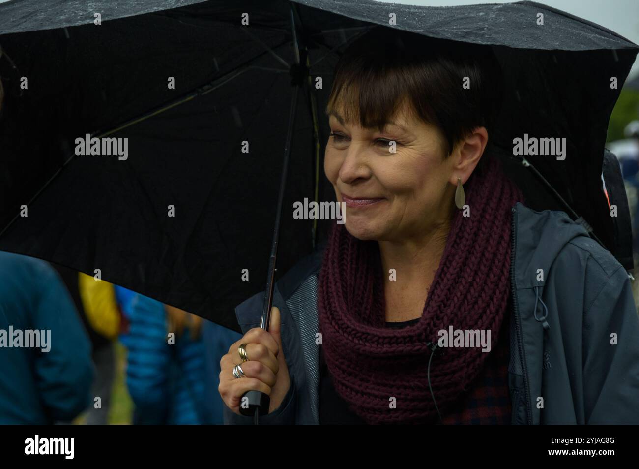 Londra, Regno Unito. 22 settembre 2018. Caroline Lucas, deputata del Green Party, ha un ombrello mentre viene intervistata al raduno. Diverse migliaia di persone sono venute a un raduno a Hyde Park prima della marcia attraverso Londra sulla Peoples Walk for Wildlife istituito dal naturalista e emittente televisiva Chris Packham per sostenere il People's Manifesto for Wildlife redatto da lui con l'aiuto di 17 esperti indipendenti e scienziati volti a fermare il drastico declino della fauna selvatica britannica. L'Even è stato sostenuto da molte ONG, scuole e attivisti ambientali. Foto Stock