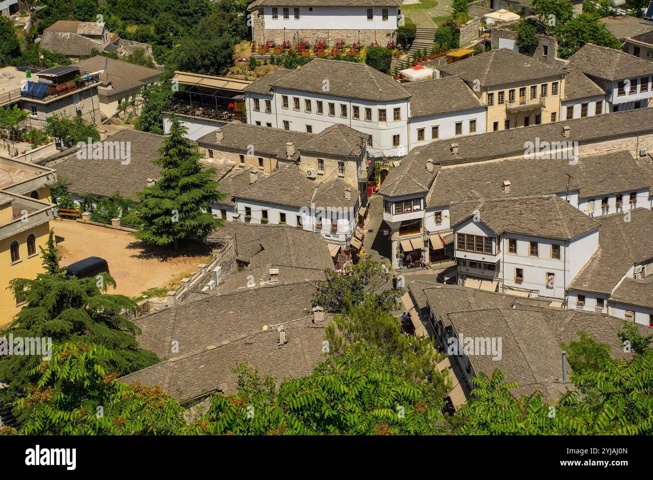 Il Bazar nella città vecchia di Gjirokaster in Albania, visto dal castello. Gjirokaster è famosa per l'architettura ottomana, patrimonio dell'umanità dell'UNESCO Foto Stock