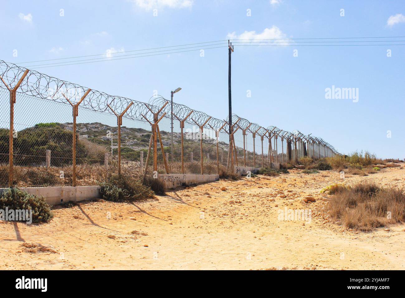 Area protetta di Capo Greco a Cipro. Filo spinato in area deserta. Foto Stock