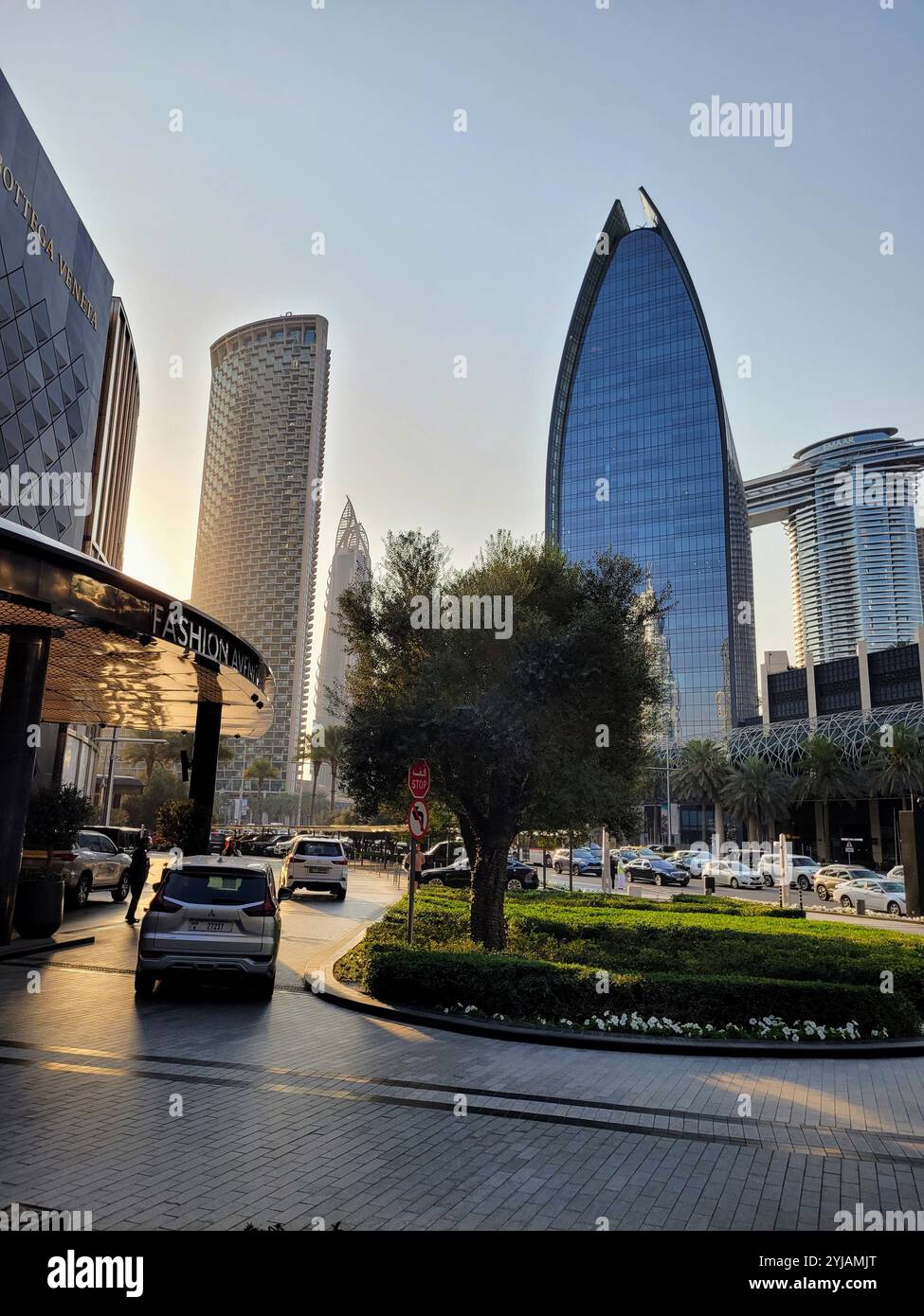 Centro commerciale Eingang Dubai. In centro. tramonto. grattacielo. Stimmung. Dubai. architettura moderna. ingresso. Sonnenuntergang. Platz. Foto Stock