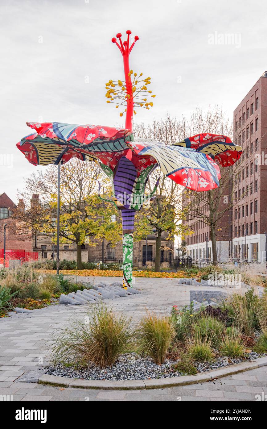 Hibiscus Rising (2023) è una scultura all'aperto a Leeds, in Inghilterra, dell'artista Yinka Shonibare è stata inaugurata il 24 novembre 2023[1] come parte di LEEDS Foto Stock