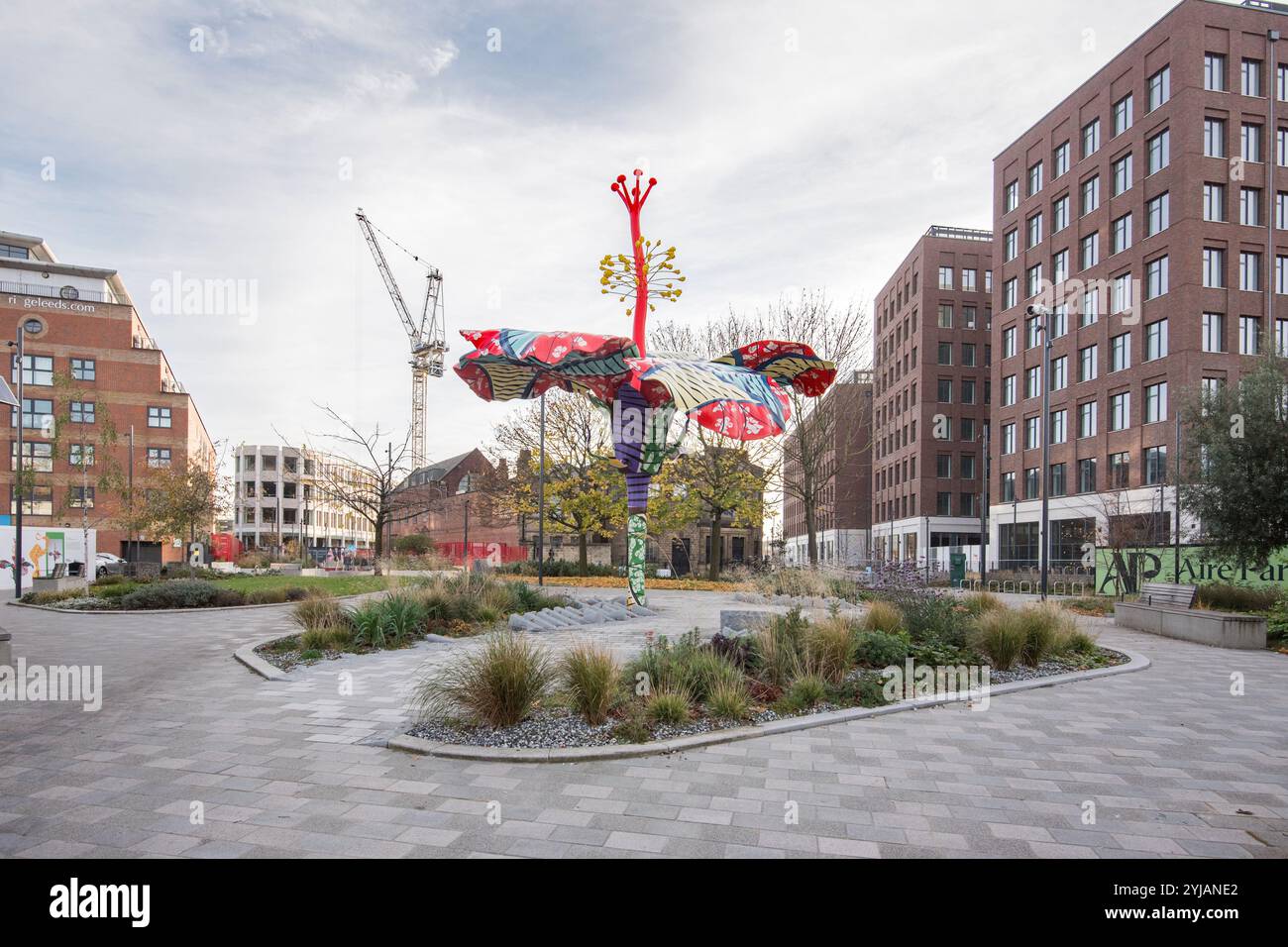 Hibiscus Rising (2023) è una scultura all'aperto a Leeds, in Inghilterra, dell'artista Yinka Shonibare è stata inaugurata il 24 novembre 2023[1] come parte di LEEDS Foto Stock
