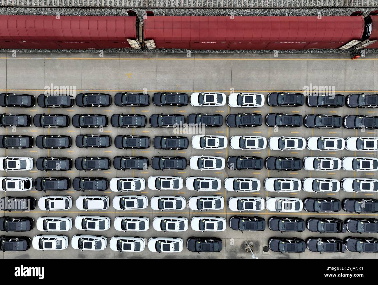 Chengdu. 14 novembre 2024. Una foto aerea scattata il 14 novembre 2024 mostra un centro merci ferroviario a Chengdu, nella provincia del Sichuan, nel sud-ovest della Cina. Ci sono ora oltre 50 rotte internazionali Cina-Europa che viaggiano da e per Chengdu e Chongqing. Di gran lunga, le due città insieme hanno gestito oltre 36.000 viaggi merci in treno Cina-Europa. Crediti: Xing Guangli/Xinhua/Alamy Live News Foto Stock