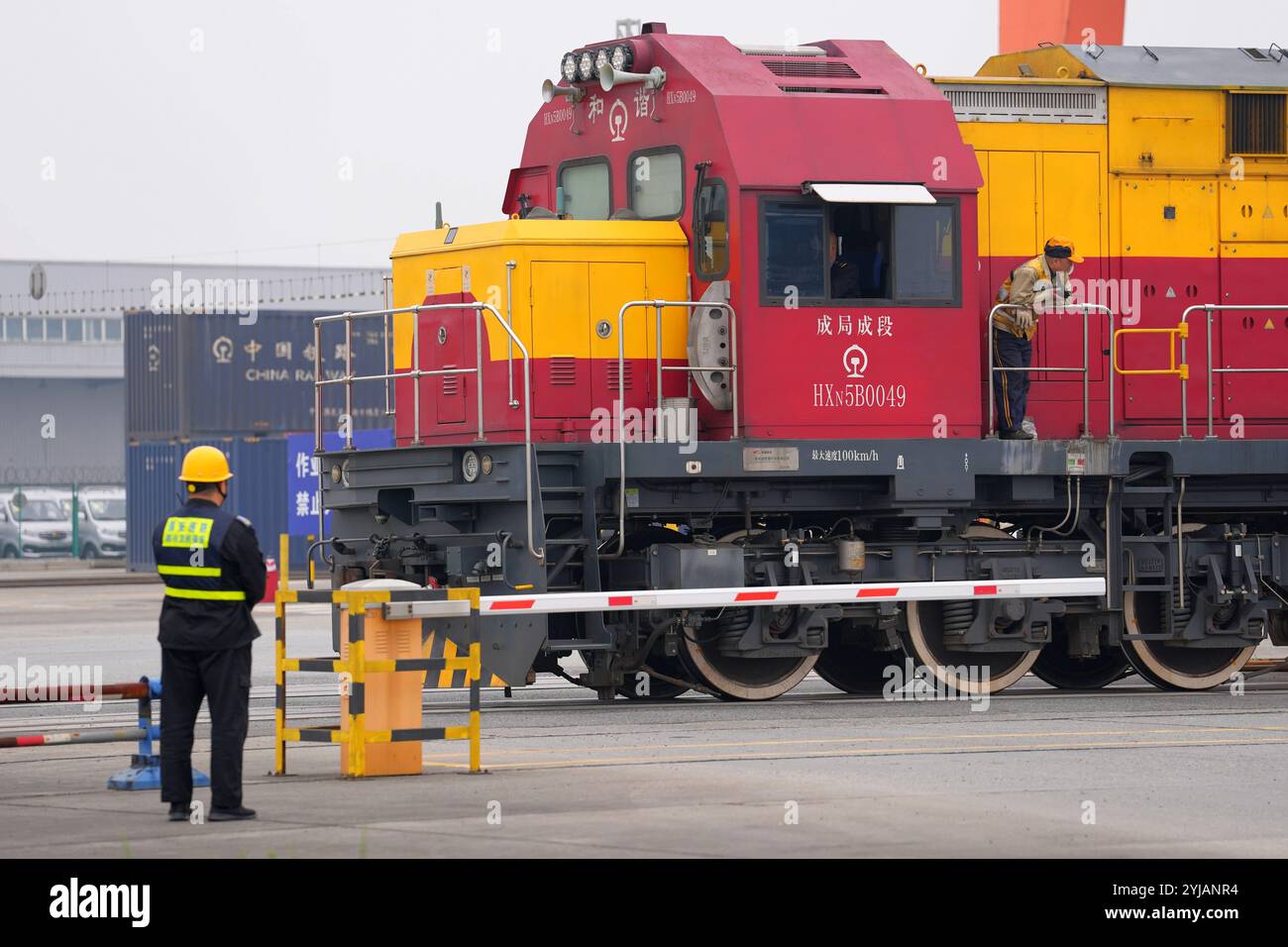 Chengdu, la provincia cinese del Sichuan. 14 novembre 2024. Il personale lavora in un centro merci ferroviario a Chengdu, nella provincia del Sichuan, nel sud-ovest della Cina, 14 novembre 2024. Ci sono ora oltre 50 rotte internazionali Cina-Europa che viaggiano da e per Chengdu e Chongqing. Di gran lunga, le due città insieme hanno gestito oltre 36.000 viaggi merci in treno Cina-Europa. Crediti: Xing Guangli/Xinhua/Alamy Live News Foto Stock