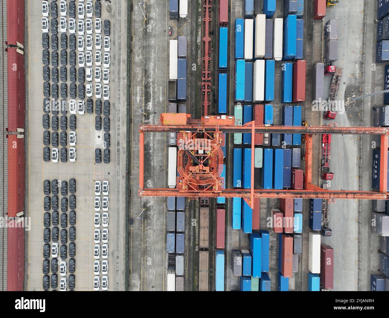 Chengdu. 14 novembre 2024. Una foto aerea scattata il 14 novembre 2024 mostra un centro merci ferroviario a Chengdu, nella provincia del Sichuan, nel sud-ovest della Cina. Ci sono ora oltre 50 rotte internazionali Cina-Europa che viaggiano da e per Chengdu e Chongqing. Di gran lunga, le due città insieme hanno gestito oltre 36.000 viaggi merci in treno Cina-Europa. Crediti: Xing Guangli/Xinhua/Alamy Live News Foto Stock