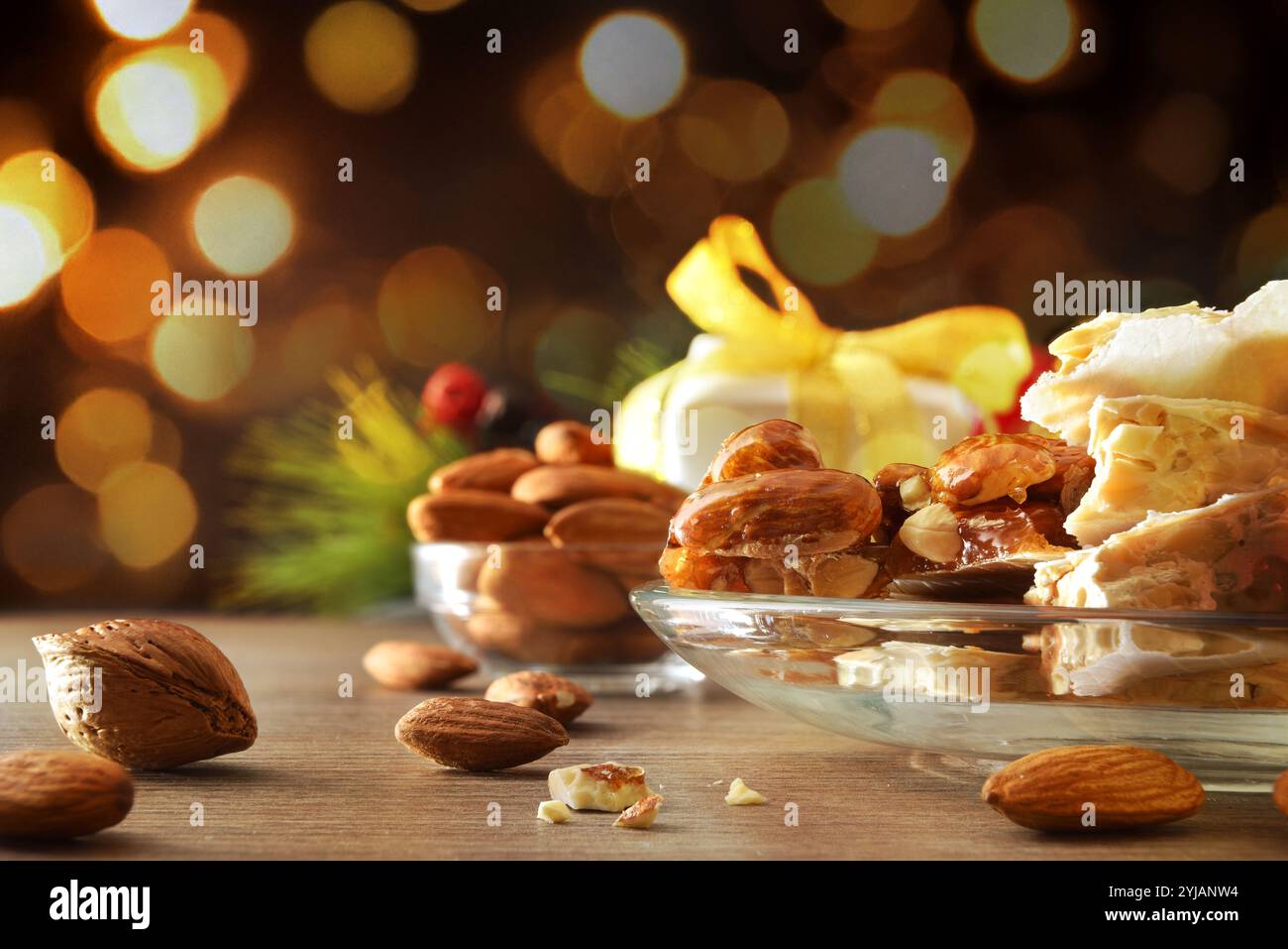 Piatto con pezzi di torrone appena preparato con decorazione e atmosfera natalizia. Vista frontale. Foto Stock