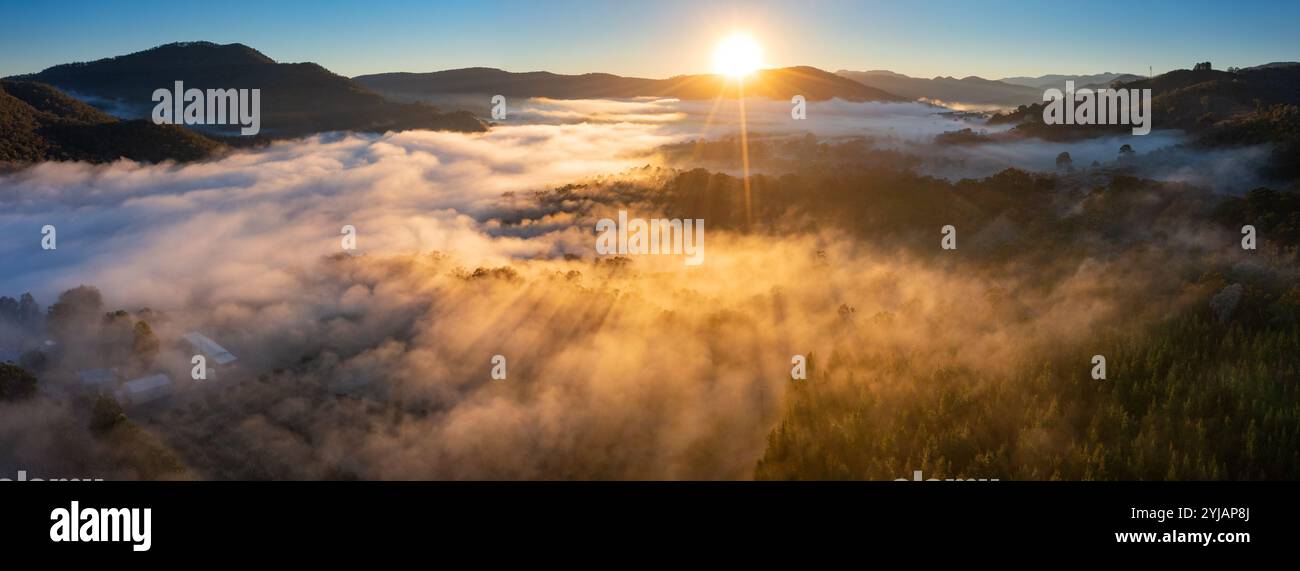 Vista panoramica aerea dell'alba su un lago di montagna nebbioso presso l'Howqua Inlet sul lago eildon a Victoria, Australia. Foto Stock