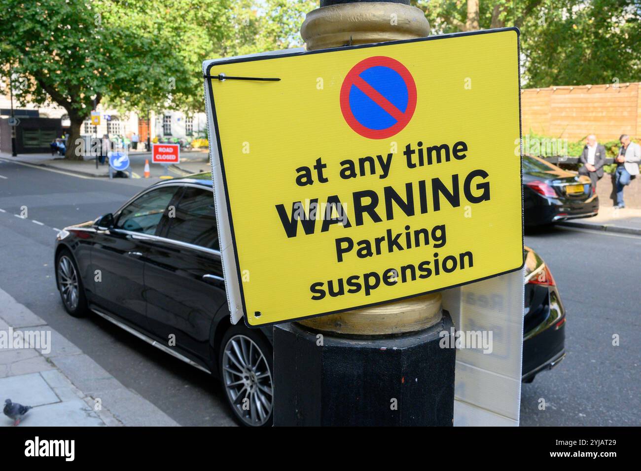 Londra, Regno Unito. Segnale di avvertenza relativo alla sospensione del parcheggio - sospensione temporanea delle norme locali relative al parcheggio su strada Foto Stock