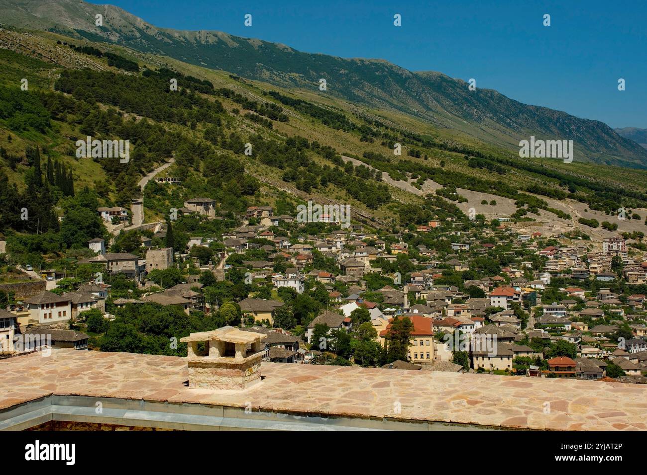 Una vista sulla storica città vecchia di Gjirokaster, patrimonio dell'umanità dell'UNESCO, e sulla valle del Drino nel sud dell'Albania. Visto dal tetto del castello. Foto Stock