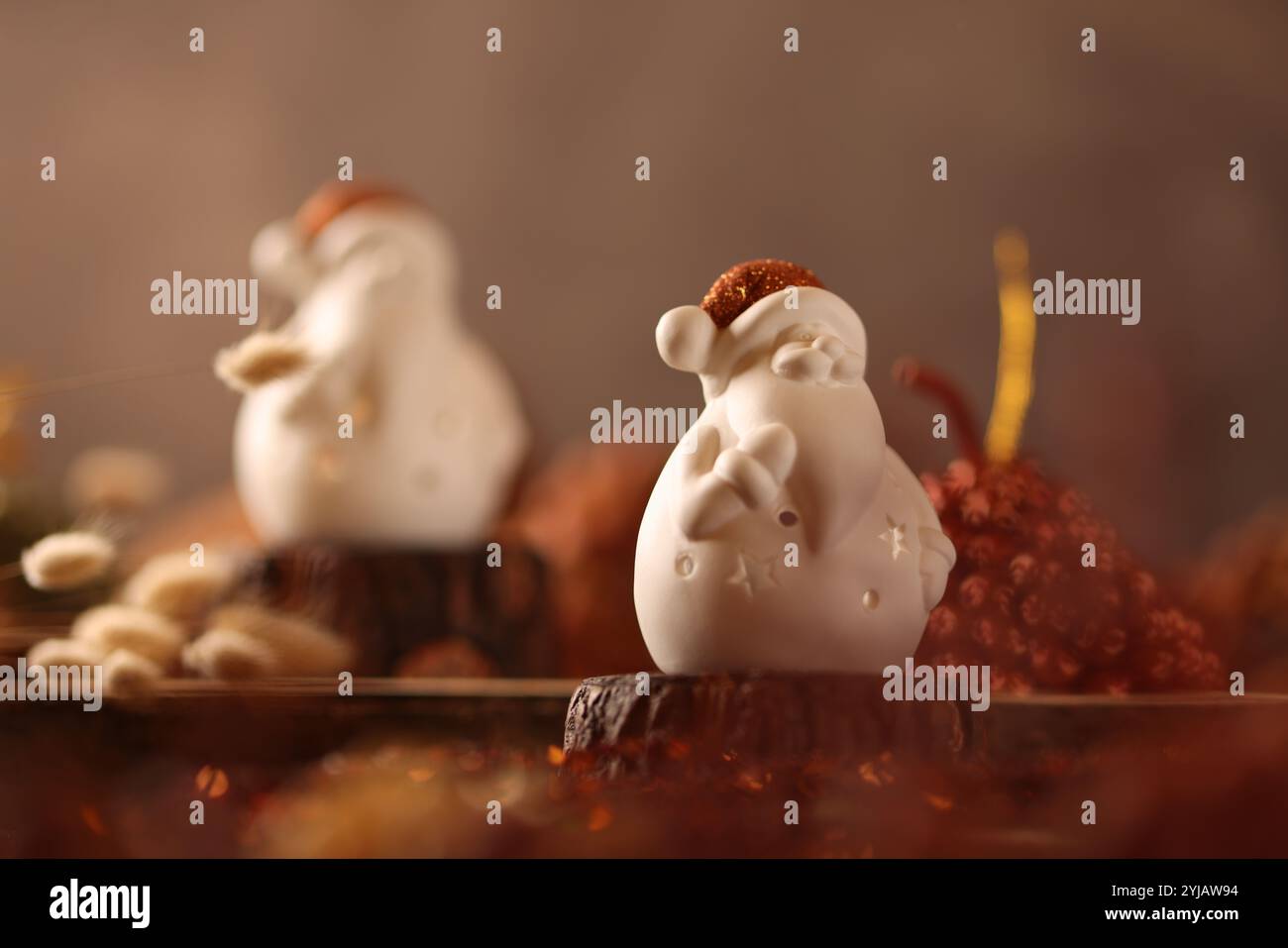 Decorazioni natalizie a tema autunnale che fondono tonalità calde, fogliame autunnale, zucche e accenti rustici natalizi. Foto Stock