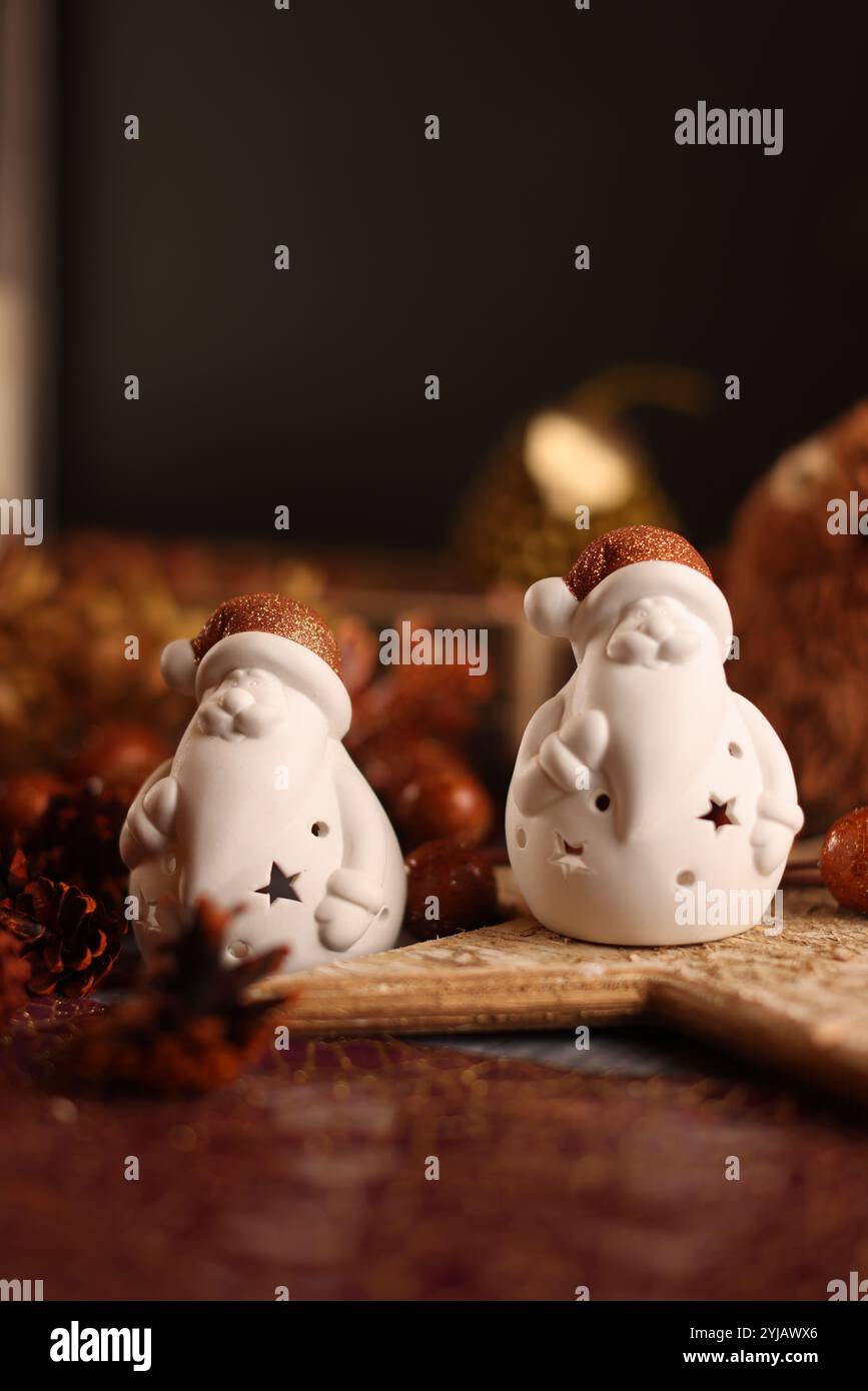 Decorazioni natalizie a tema autunnale che fondono tonalità calde, fogliame autunnale, zucche e accenti rustici natalizi. Foto Stock