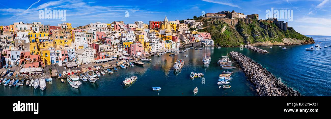 Viaggi in Italia e luoghi di interesse. L'isola più pittoresca e colorata - la bellissima Procida nel golfo di Napoli. Porto di Corricella . vista panoramica aerea Foto Stock