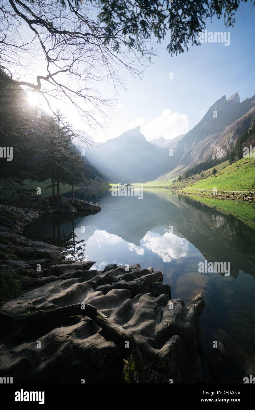 Paesaggio alpino svizzero al lago Seealpsee, regione Appenzellerland, Svizzera Foto Stock