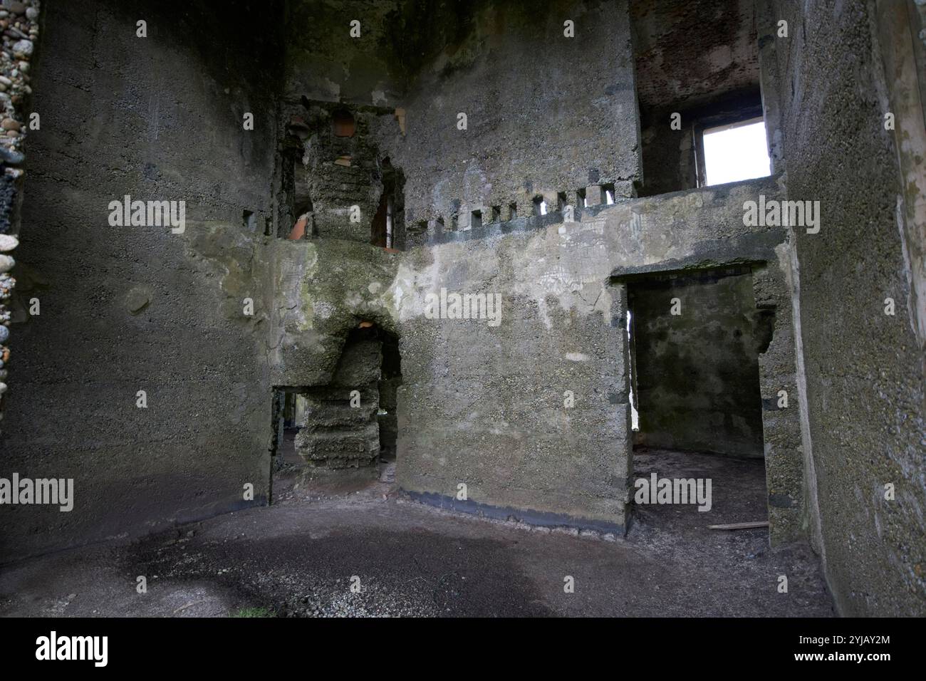 camere interne con vecchi caminetti nella vecchia stazione di guardia costiera fanad head cionn fhanada, contea di donegal, repubblica d'irlanda Foto Stock