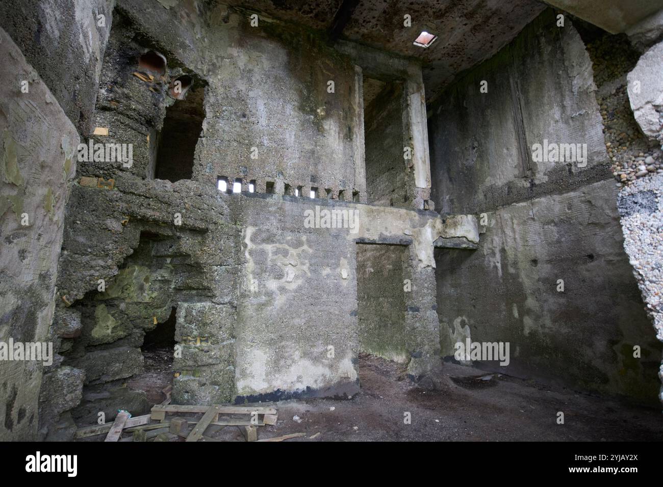 camere interne con vecchi caminetti nella vecchia stazione di guardia costiera fanad head cionn fhanada, contea di donegal, repubblica d'irlanda Foto Stock