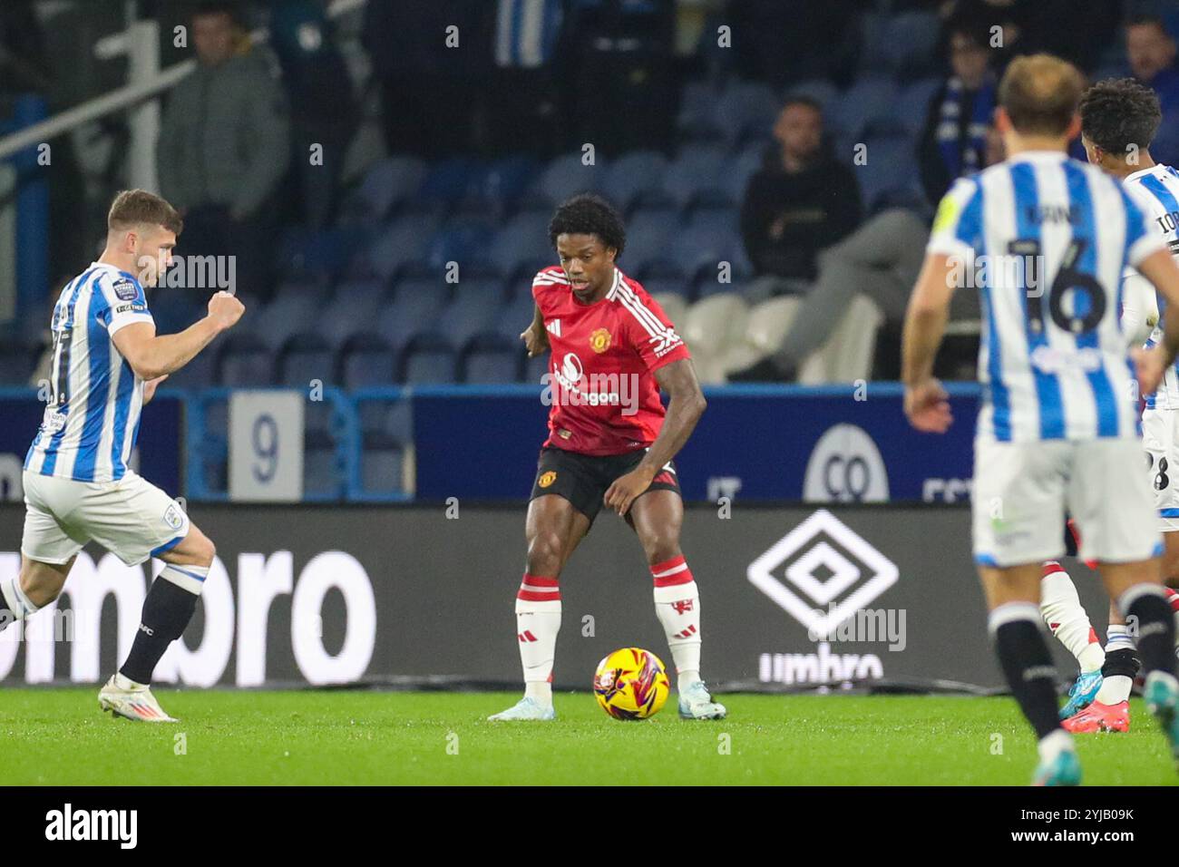 Il difensore del Manchester United Tyrell Malacia in azione durante la partita di stadio tra Huddersfield Town FC e Manchester United FC U21 Bristol Street Motors EFL Trophy Northern Group F al John Smith's Stadium, Huddersfield, Inghilterra, Regno Unito il 12 novembre 2024 Credit: Every Second Media/Alamy Live News Foto Stock