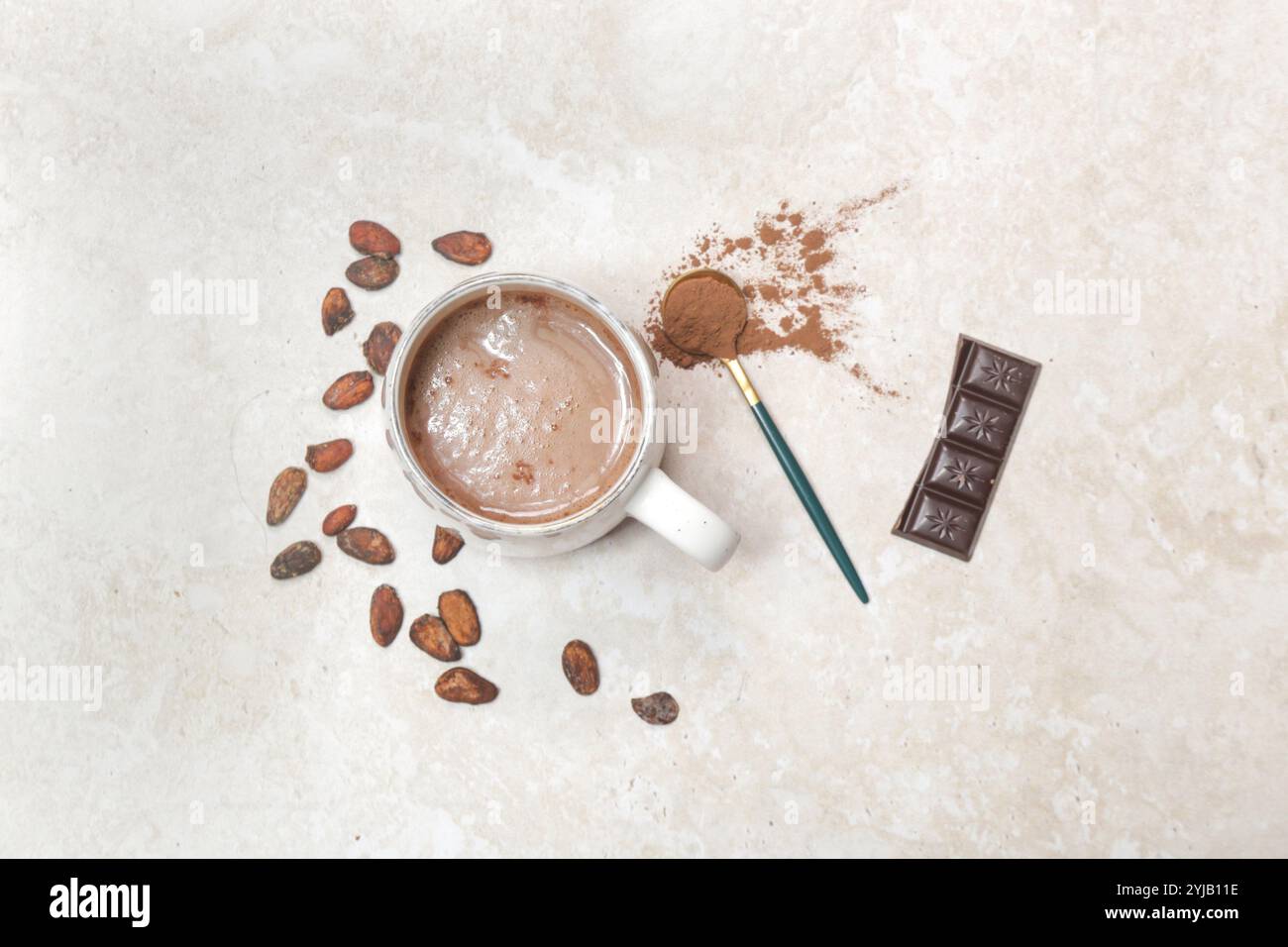 Cacao in diverse presentazioni, bevande calde, fagioli, polvere e barretta di cioccolato Foto Stock