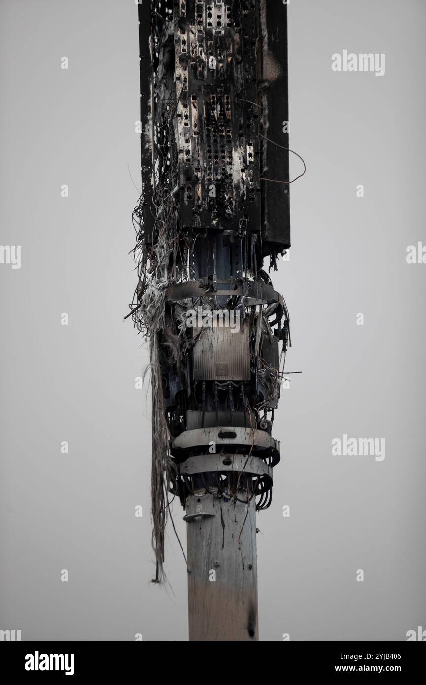 Belfast, Regno Unito. 14 novembre 2024. Un albero 5G Telecoms è stato deliberatamente incendiato mercoledì sera (13/11/2024) distruggendo completamente la struttura. I resti bruciati possono essere visti alla luce del giorno del mattino credito: Bonzo/Alamy Live News Foto Stock
