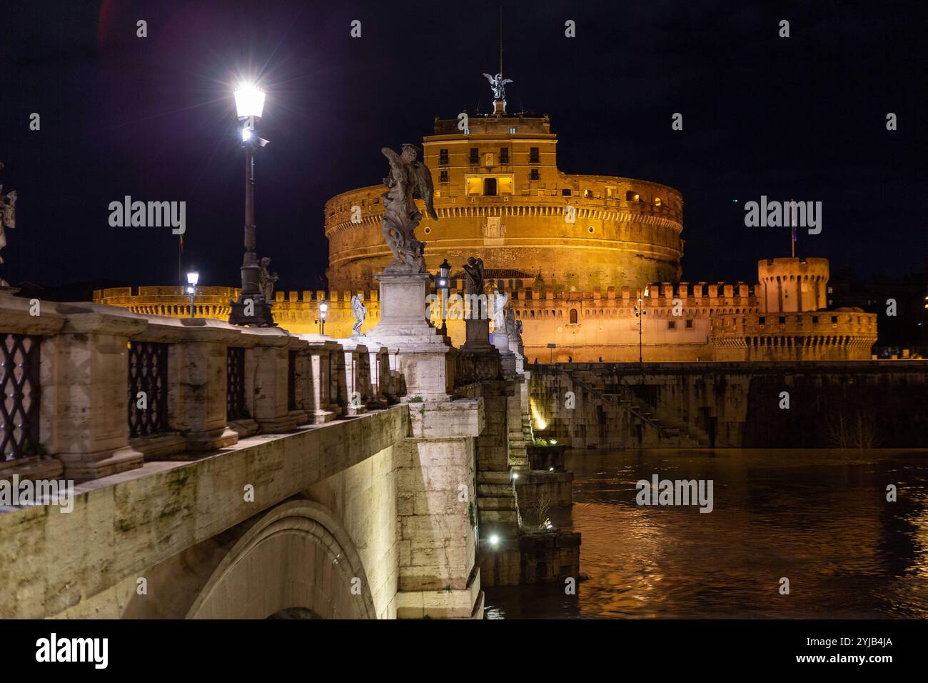 Castello Sant'Angelo e il ponte degli Angeli illuminati di notte a Roma Foto Stock