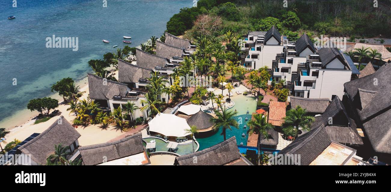 Una fotografia aerea che cattura la bellezza panoramica di un resort su un'isola tropicale a Mauritius. Foto Stock