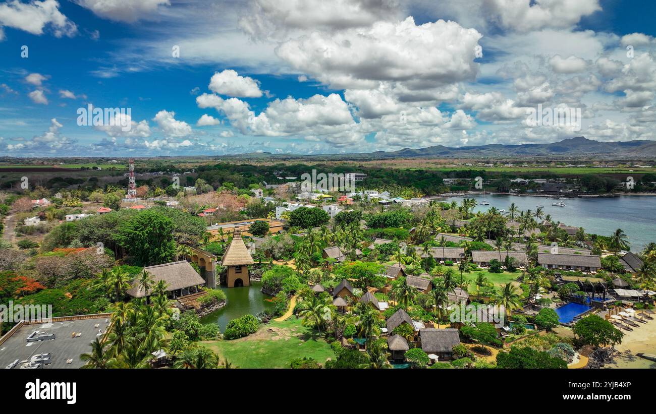 Questa foto cattura una splendida prospettiva aerea di un resort tropicale a Mauritius, mostrando i suoi dintorni lussureggianti, i servizi di lusso e il vibran Foto Stock